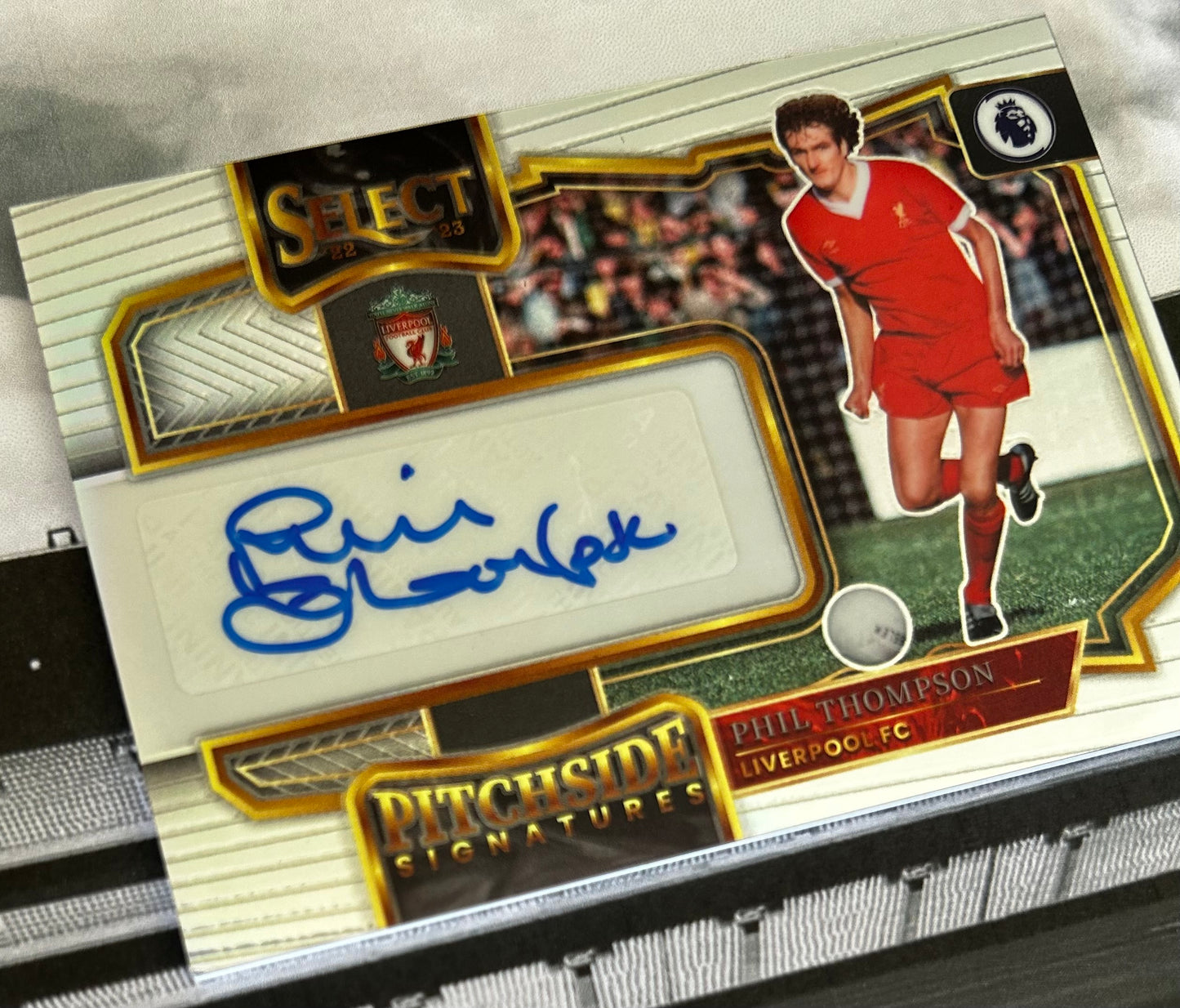 2022-23 Panini Select Premier League Soccer - PHIL THOMPSON (LIVERPOOL) Pitchside Signatures Silver Prizm PS-PTO