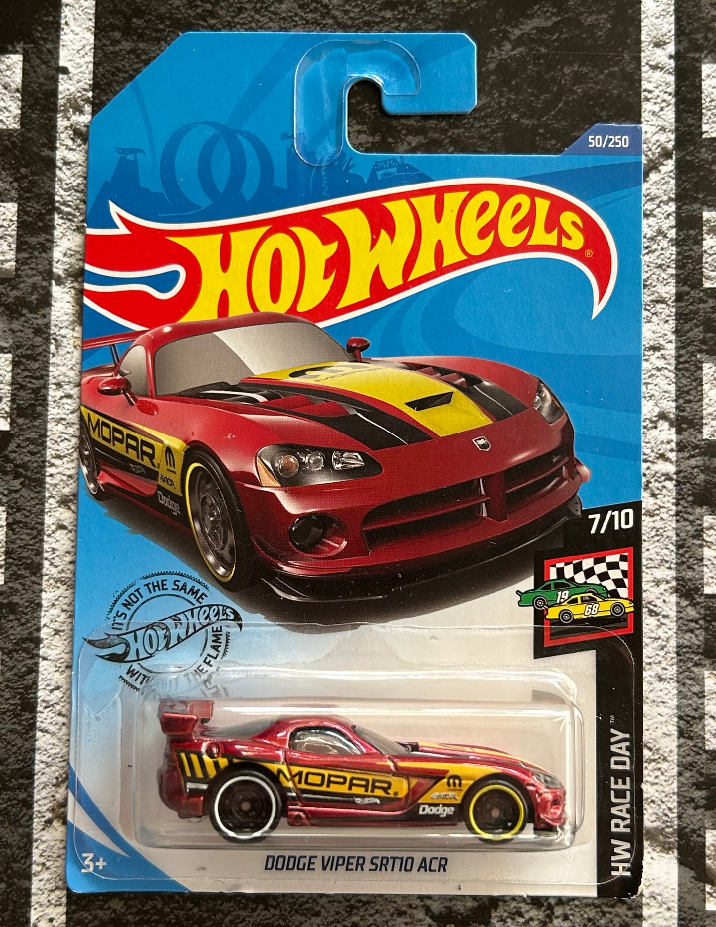 Mattel Hot Wheels Diecast Basic 1:64 - Dodge Viper SRT10 ACR HW Race Day