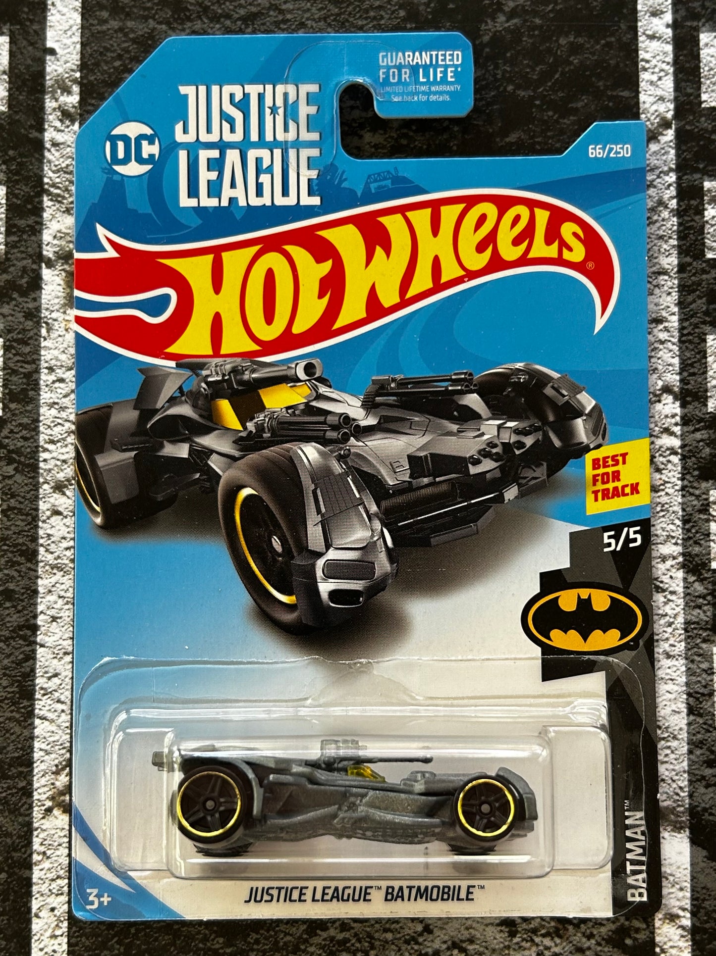 Mattel Hot Wheels Diecast Basic 1:64 - DC Justice League Batmobile FYB92-D9C0C