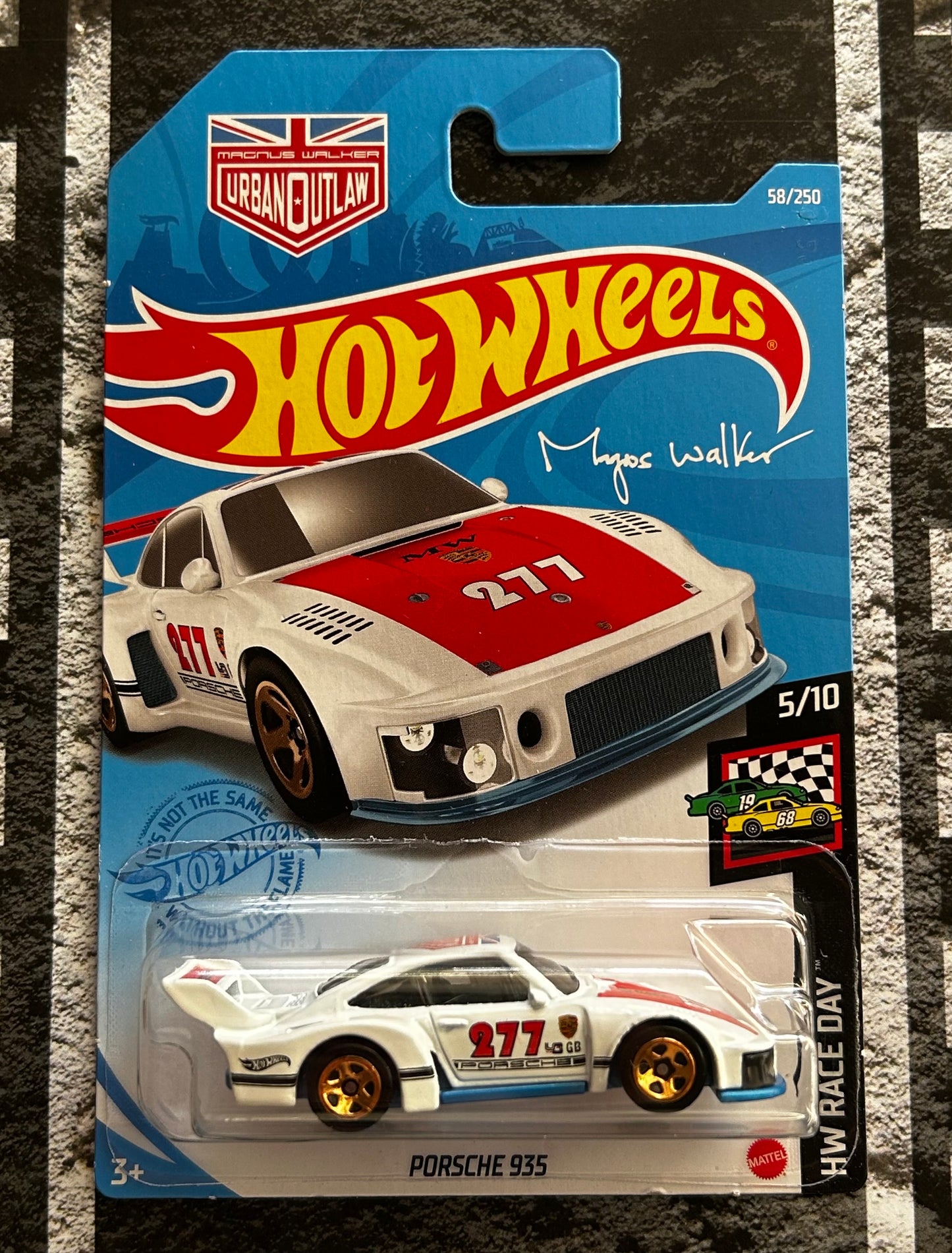 Mattel Hot Wheels Diecast Basic 1:64 - Porsche 935 HW Race Day