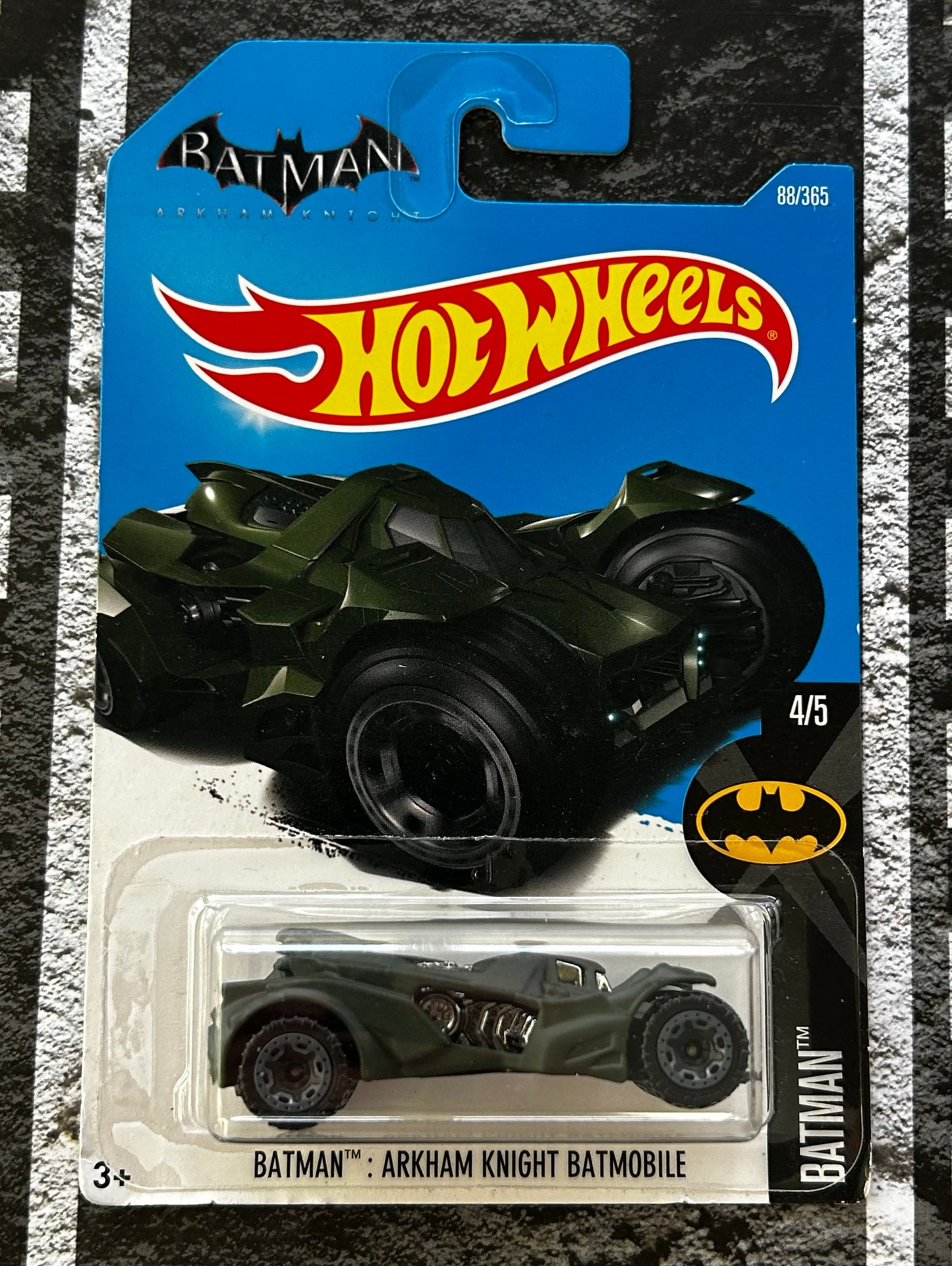 Mattel Hot Wheels Diecast Basic 1:64 - Batman: Arkham Knight Batmobile DTY48-D7B3